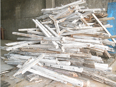 建築現場や解体現場での建築廃材・角材・板類や輸送や物流において大量に使用される木製パレット・すのこ、その他木くずを運搬します。01
